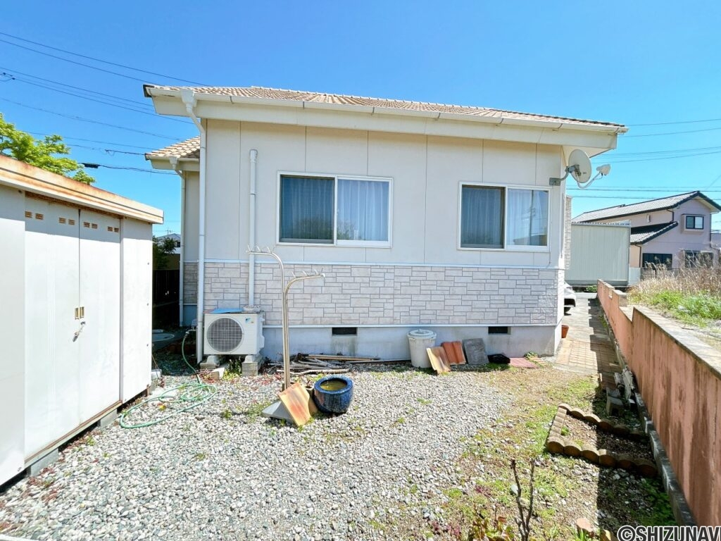【お庭スペース】家庭菜園やガーデニング等にもご利用いただけます。広すぎず狭すぎずのちょうど良い広さのお庭です。