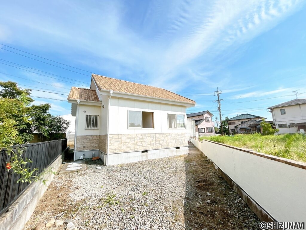 【お庭スペース】建物西側にはお庭スペースがございます。道路に面していないため、お子様を遊ばせるのにも安心です。夏場にはビニールプールなども出来そうですね。