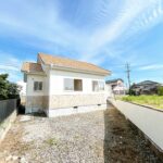 【お庭スペース】建物西側にはお庭スペースがございます。道路に面していないため、お子様を遊ばせるのにも安心です。夏場にはビニールプールなども出来そうですね。
