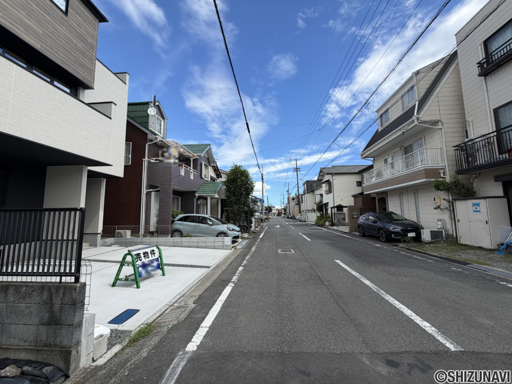 北東側前面道路