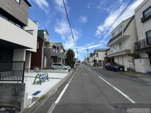 北東側前面道路