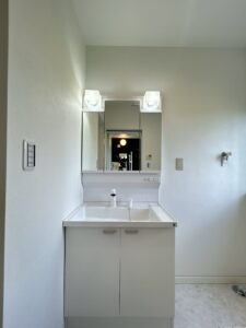 【リフォーム済／洗面化粧台】洗面化粧台はハウステック製の新品に交換しました。三面鏡の裏側はすべて収納になっています。洗面ボウルは底が平らなので、つけ置き洗いなどの家事でも活躍します。