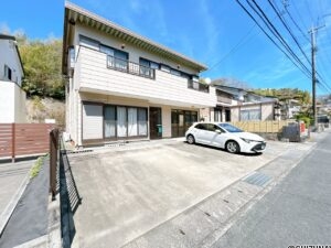 【駐車場】お車は並列で4台駐車可能です。