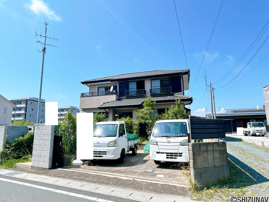 【リフォーム前/外観】別角度です。外壁塗装を行います。綺麗な外観で気持ちよく新生活をスタートできるとともに、購入後のメンテナンス費用も抑えられます。