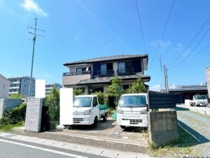 【リフォーム前/外観】別角度です。外壁塗装を行います。綺麗な外観で気持ちよく新生活をスタートできるとともに、購入後のメンテナンス費用も抑えられます。