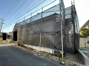 【リフォーム中/外観　別角度】（8/23）外壁は塗装を行います。綺麗な外観で気持ちよく新生活をスタートできるとともに、購入後のメンテナンス費用も抑えられます。