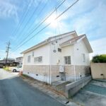 【リフォーム済/外観】別角度です。外壁は塗装を行いました。綺麗な外観で気持ちよく新生活をスタートできるとともに、購入後のメンテナンス費用も抑えられます。