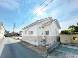 【リフォーム済/外観】別角度です。外壁は塗装を行いました。綺麗な外観で気持ちよく新生活をスタートできるとともに、購入後のメンテナンス費用も抑えられます。