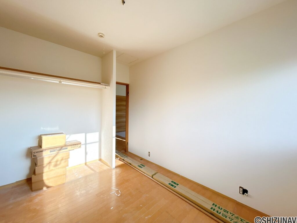 【リフォーム中/南側洋室6帖】（8/23撮影）フロアタイル重張り、クロス張替、照明器具交換を行います。二面に窓があり、通風、採光ともに良好です。