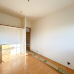 【リフォーム中/南側洋室6帖】（8/23撮影）フロアタイル重張り、クロス張替、照明器具交換を行います。二面に窓があり、通風、採光ともに良好です。