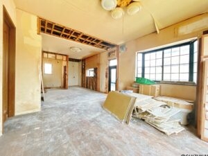 【リフォーム中/リビング】（8/2撮影）フロアタイルの上張り、クロスの張替え、照明器具の交換を行います。内装を一新し、明るく快適な空間へと生まれ変わります。