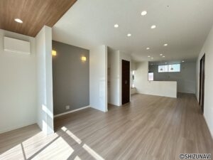 【リフォーム済/リビング】フローリングの上張り、クロスの張替、照明交換、建具交換、キッチンの交換を行いました。約21帖の広々としたLDKへ生まれ変わりました。
