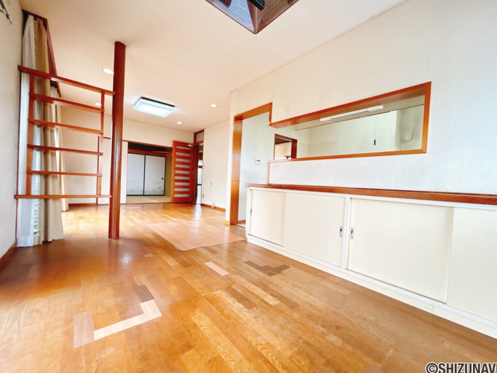 【リフォーム前/リビング】フローリング上張り、クロス張替え、照明交換を行う予定です。対面キッチンでいつでも家族の顔が見られます。