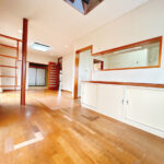 【リフォーム前/リビング】フローリング上張り、クロス張替え、照明交換を行う予定です。対面キッチンでいつでも家族の顔が見られます。