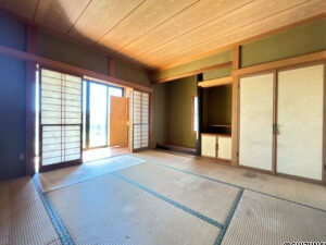 【リフォーム前/1階和室8帖】畳の表替え、クロスの張替え、照明交換を行います。落ち着きのある心安らぐ空間へとリフレッシュします。