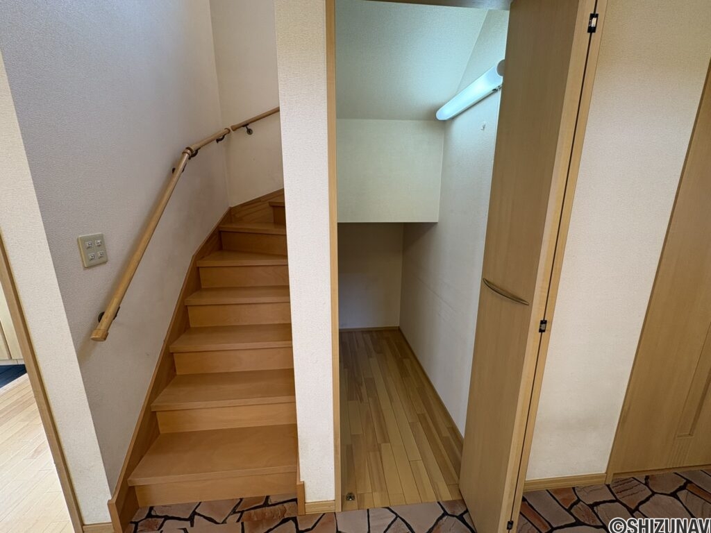 階段と階段下収納