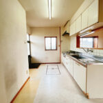 【リフォーム前/キッチン】キッチンはハウステック製の新品に交換予定です。天板は熱や傷にも強い人工大理石仕様なので、毎日のお手入れが簡単です。