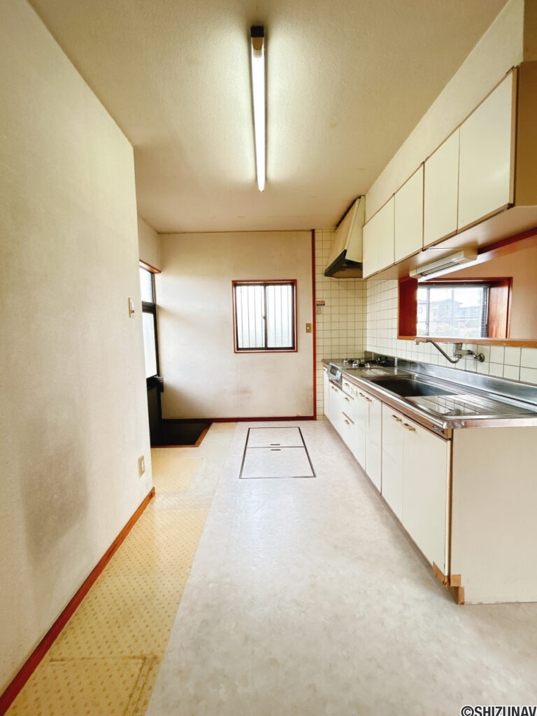 【リフォーム前/キッチン】キッチンはハウステック製の新品に交換予定です。天板は熱や傷にも強い人工大理石仕様なので、毎日のお手入れが簡単です。