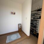 玄関にはシューズクロークがあり、玄関回りがスッキリします。