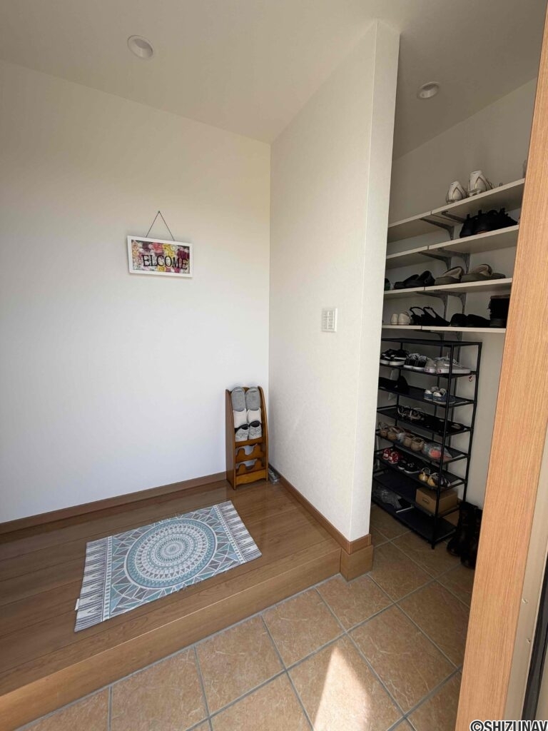 玄関にはシューズクロークがあり、玄関回りがスッキリします。