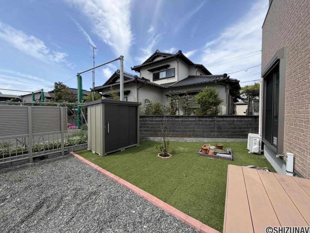 日当たりの良い庭。物置も重宝します。