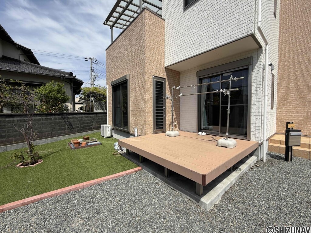 ウッドデッキで休日はのんびり寛いでみてはいかがでしょうか。