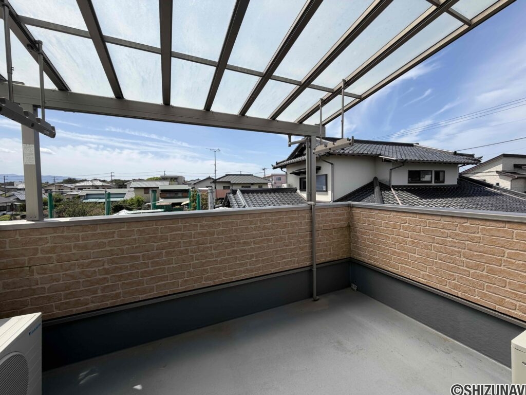 屋根付きバルコニー。急な雨でも洗濯物は安心です。