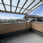 屋根付きバルコニー。急な雨でも洗濯物は安心です。