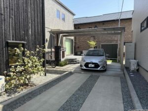 駐車は縦列、カーポート付！