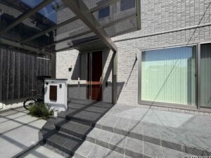 エントランスは日当たりが良く、開放感があります。