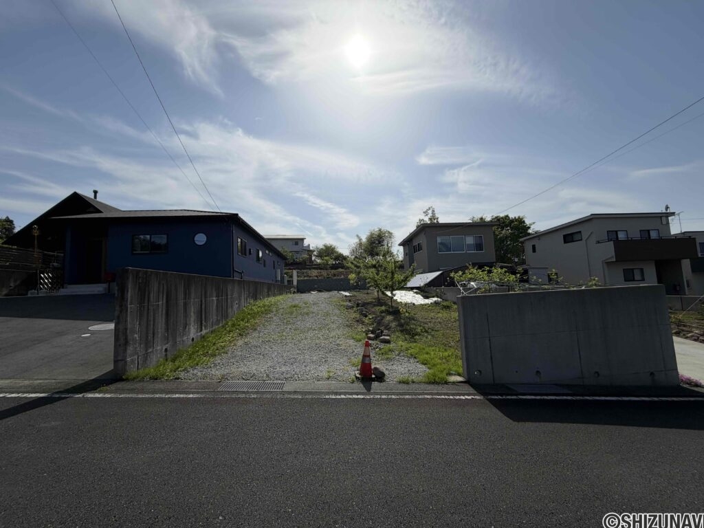 敷地はゆとりの約１００坪。人気の平屋住宅をご計画ください。