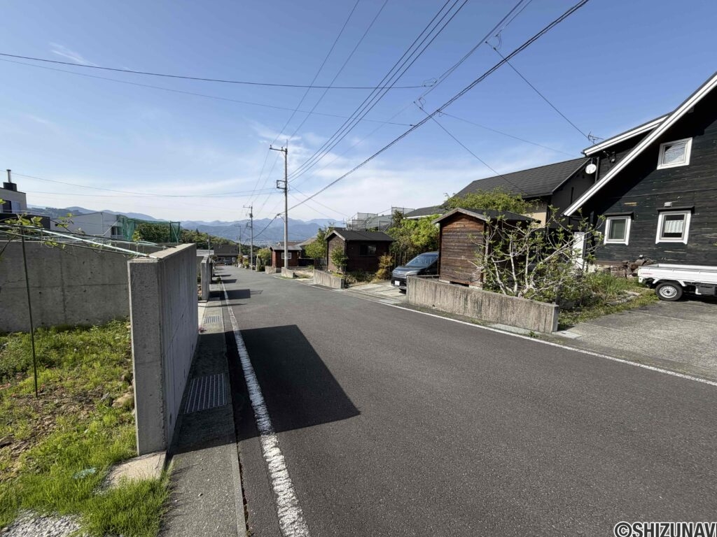 前面道路はゆったりとした幅員、毎日の駐車にストレスを感じません。