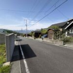 前面道路はゆったりとした幅員、毎日の駐車にストレスを感じません。