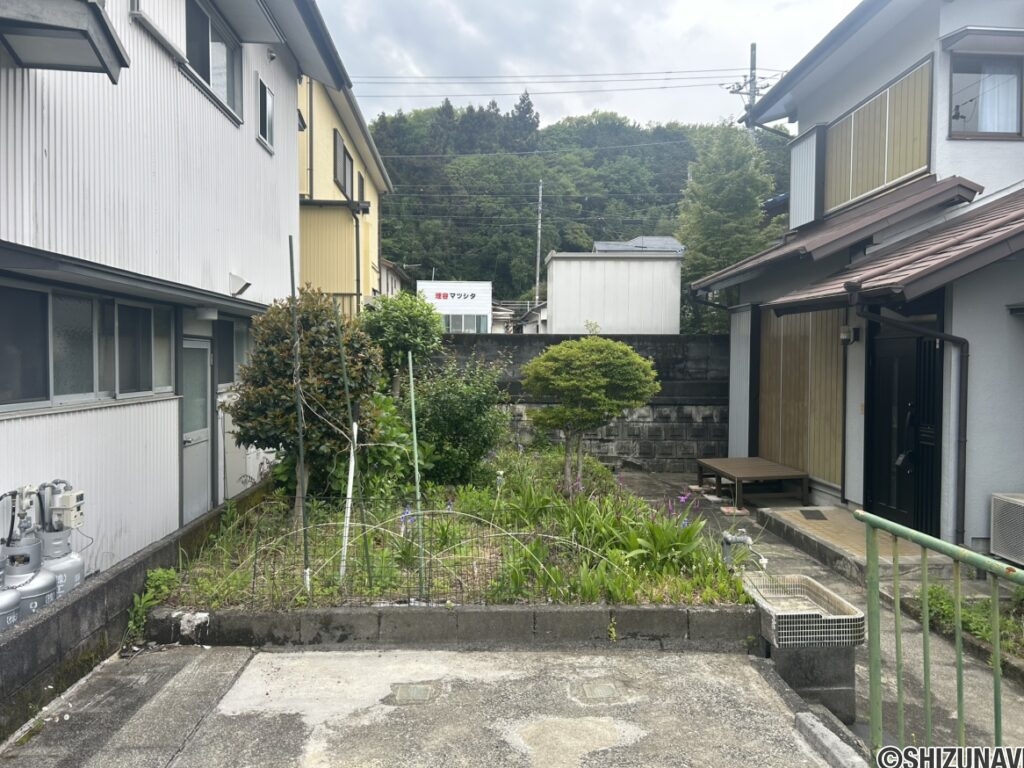 物件の外、家庭菜園スペースの写真です。