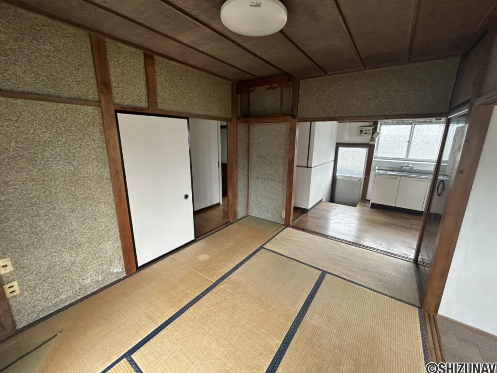 1階 キッチン側の和室(6帖)の写真です。