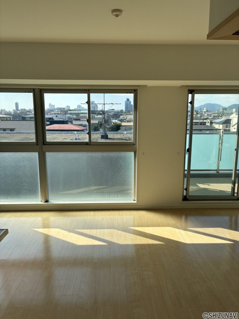 大きめの窓で開放感があります