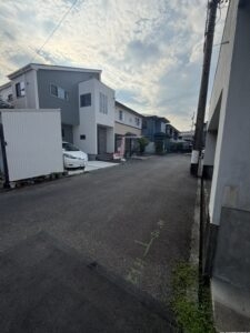 広々とした前面道路！駐車しやすいですね