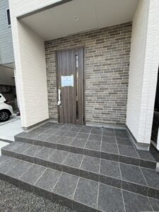 木目調のオシャレな玄関扉