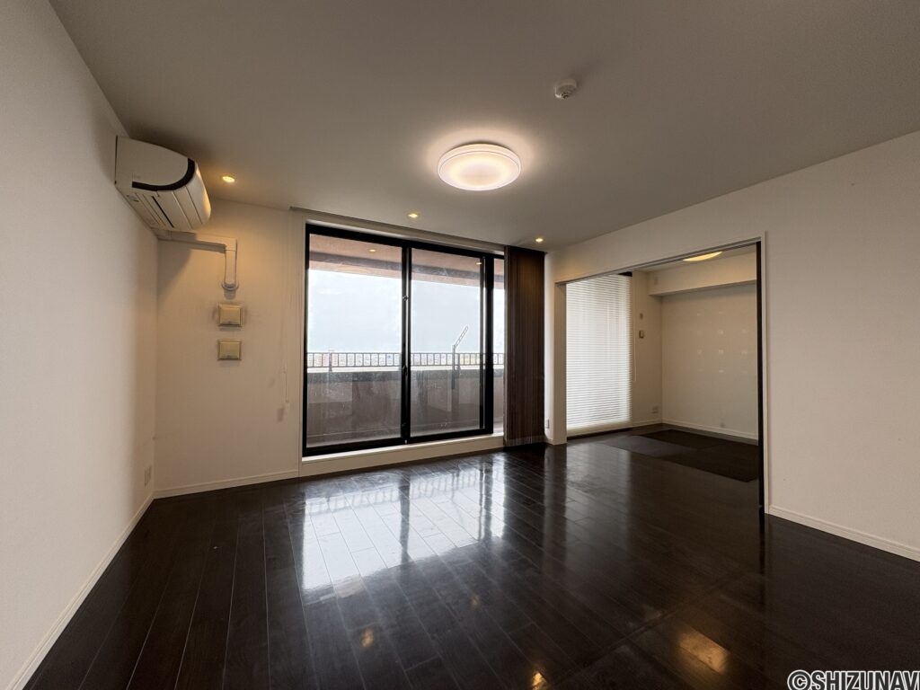 リビング別角度です。洋間とつながっており、一つの部屋のようにもできます。