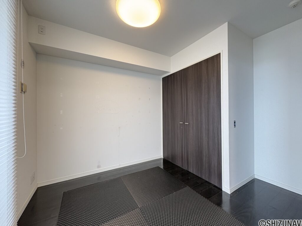 リビングと繋がっている洋室です。収納もついております。