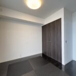 リビングと繋がっている洋室です。収納もついております。