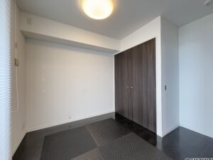 リビングと繋がっている洋室です。収納もついております。