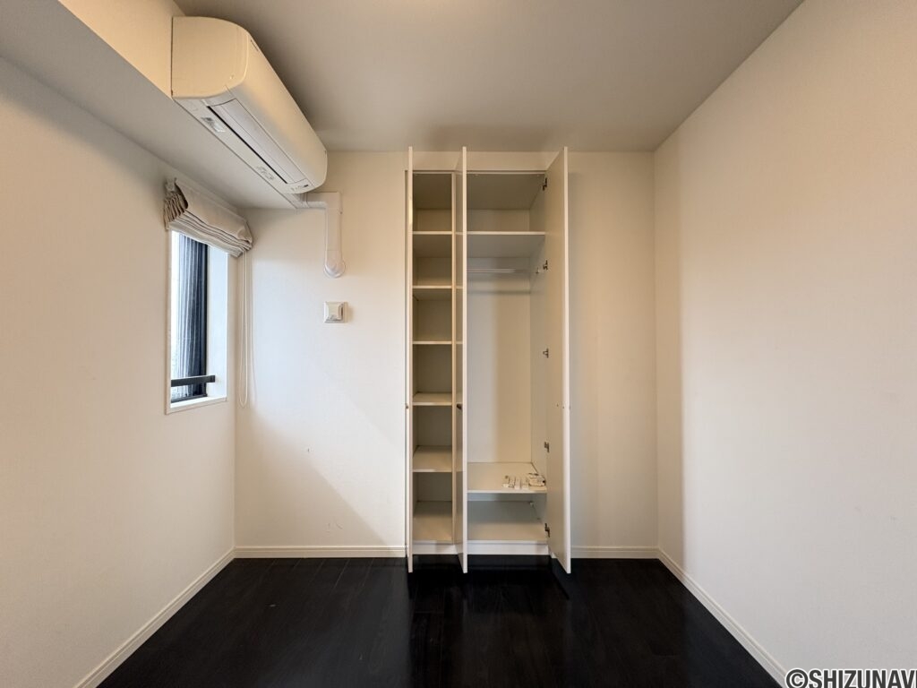 服も収納できるようになっています。