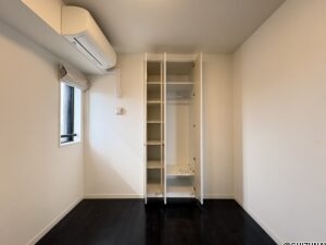 服も収納できるようになっています。