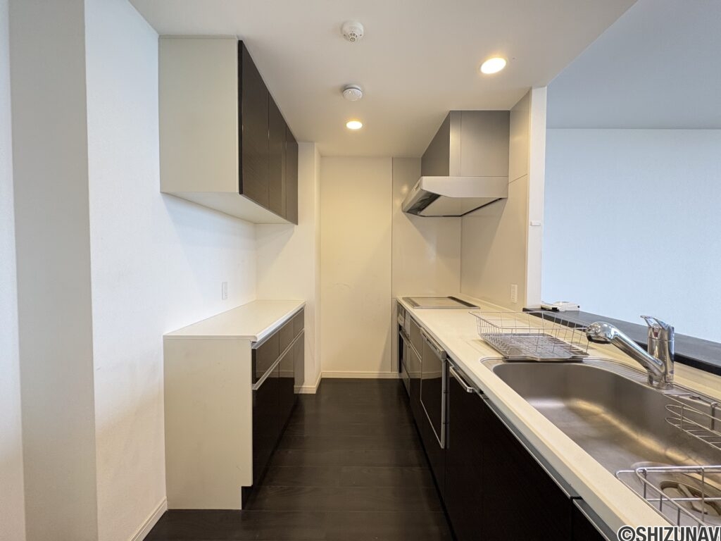 広々としたキッチンです。収納もございますので、安心ですね。