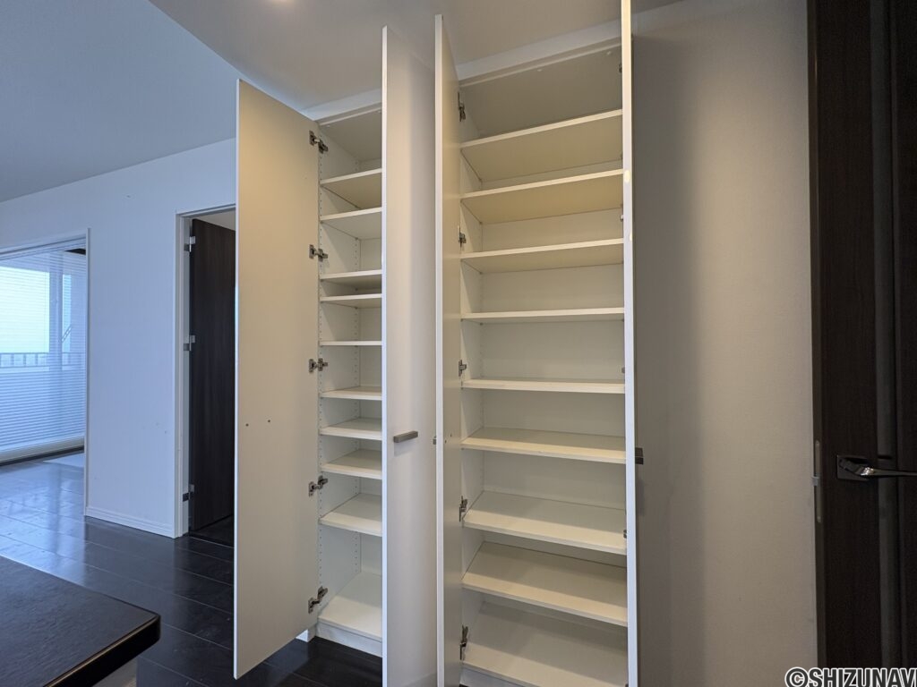 キッチン横の収納です。