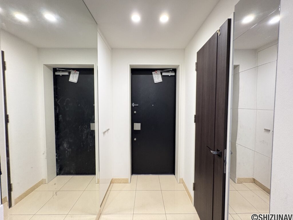 玄関です。大きな鏡が付いています。