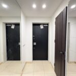 玄関です。大きな鏡が付いています。