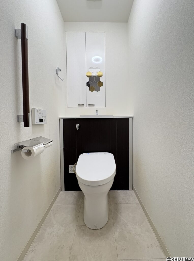 お手洗いです。手洗い場付きです。