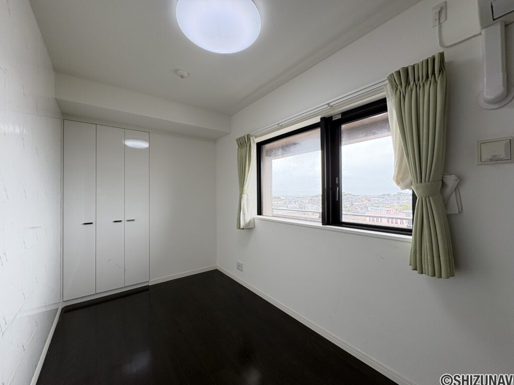 約5.5帖の洋室です。